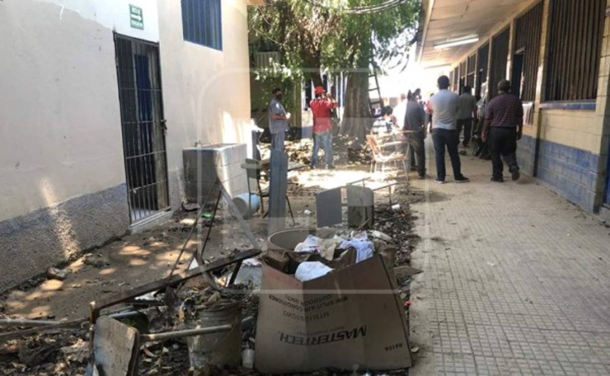 En varios centros educativos que sirven para las elecciones en La Lima, Choloma y aledaños aún hay lodo e infraestructuras dañadas por el huracán Eta y Iota que azotó en noviembre del 2020 ese sector.