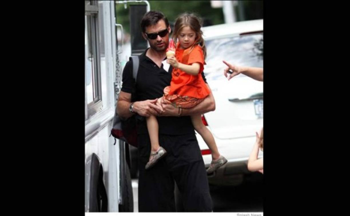 Hugh Jackman carga a su pequeña Ava Eliot.