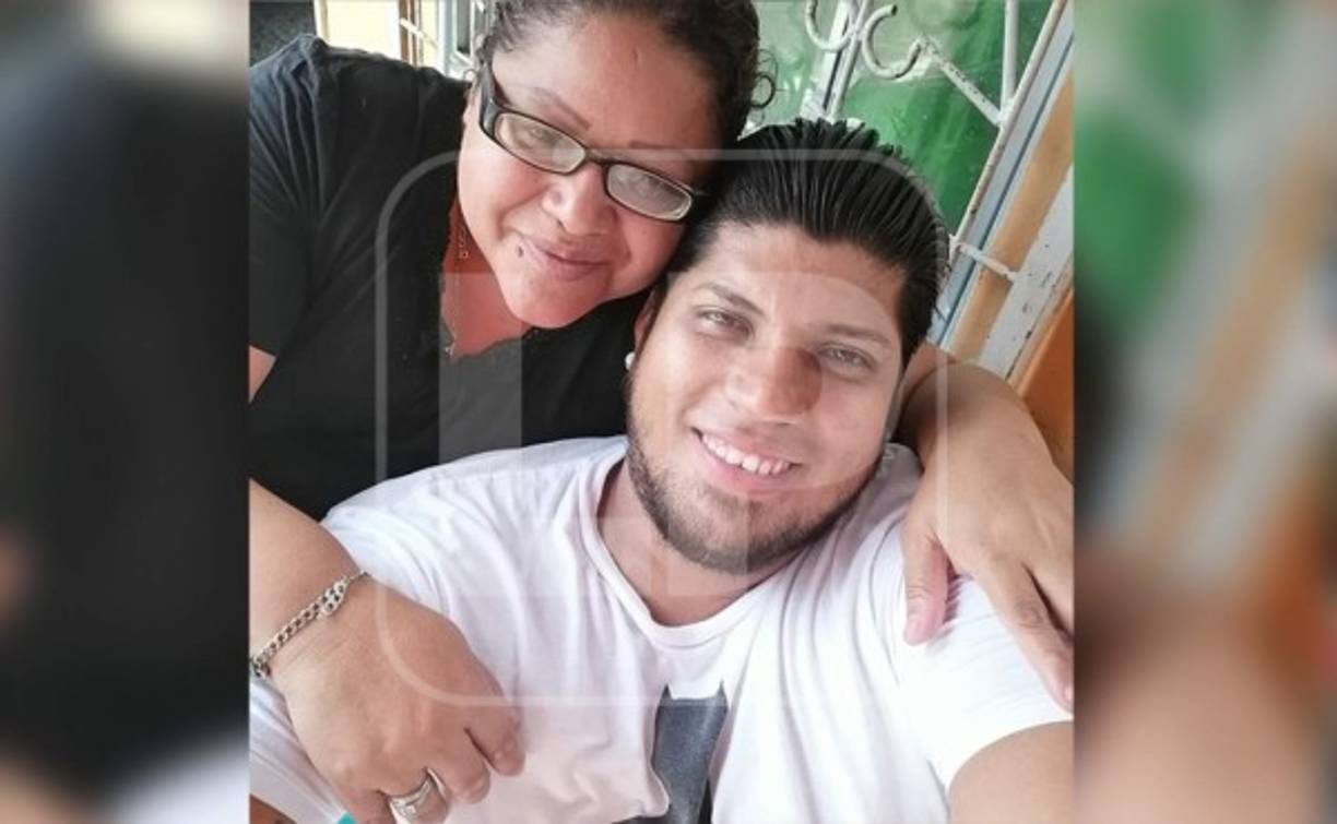 En esta fotografía aparece con su esposa Paola Leiva.