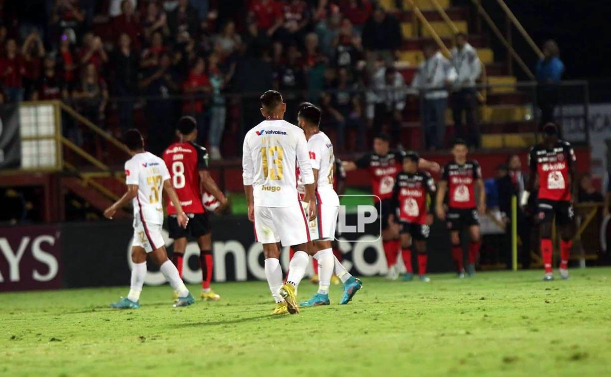 Jugadores del Olimpia observando el festejo de los jugadores del Alajuelense.