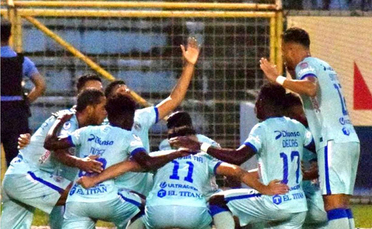 Jugadores del Motagua celebrando uno de los goles del triunfo frente al Real España.