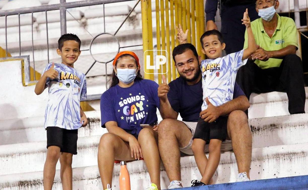 Las familias hondureñas se hicieron presentes en el estadio Olímpico para alentar a la Bicolor.