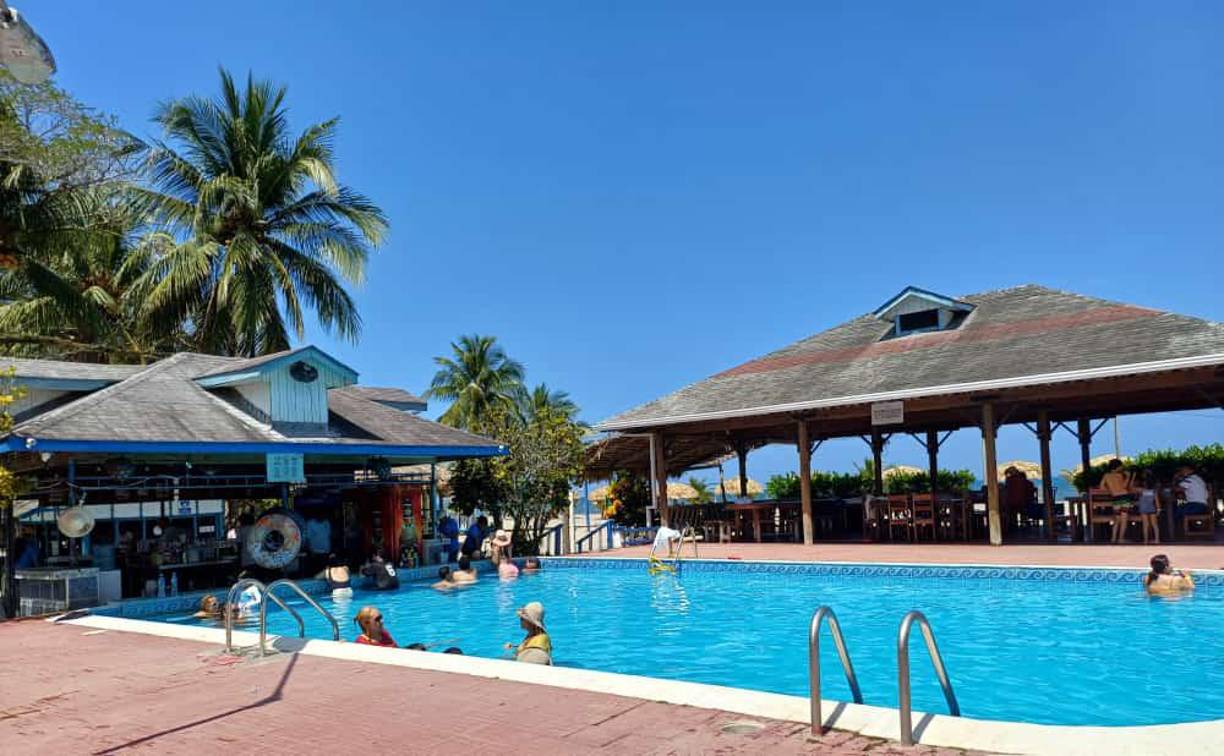 Los 30 grados en Puerto Cortés no son excusas para los bañistas.