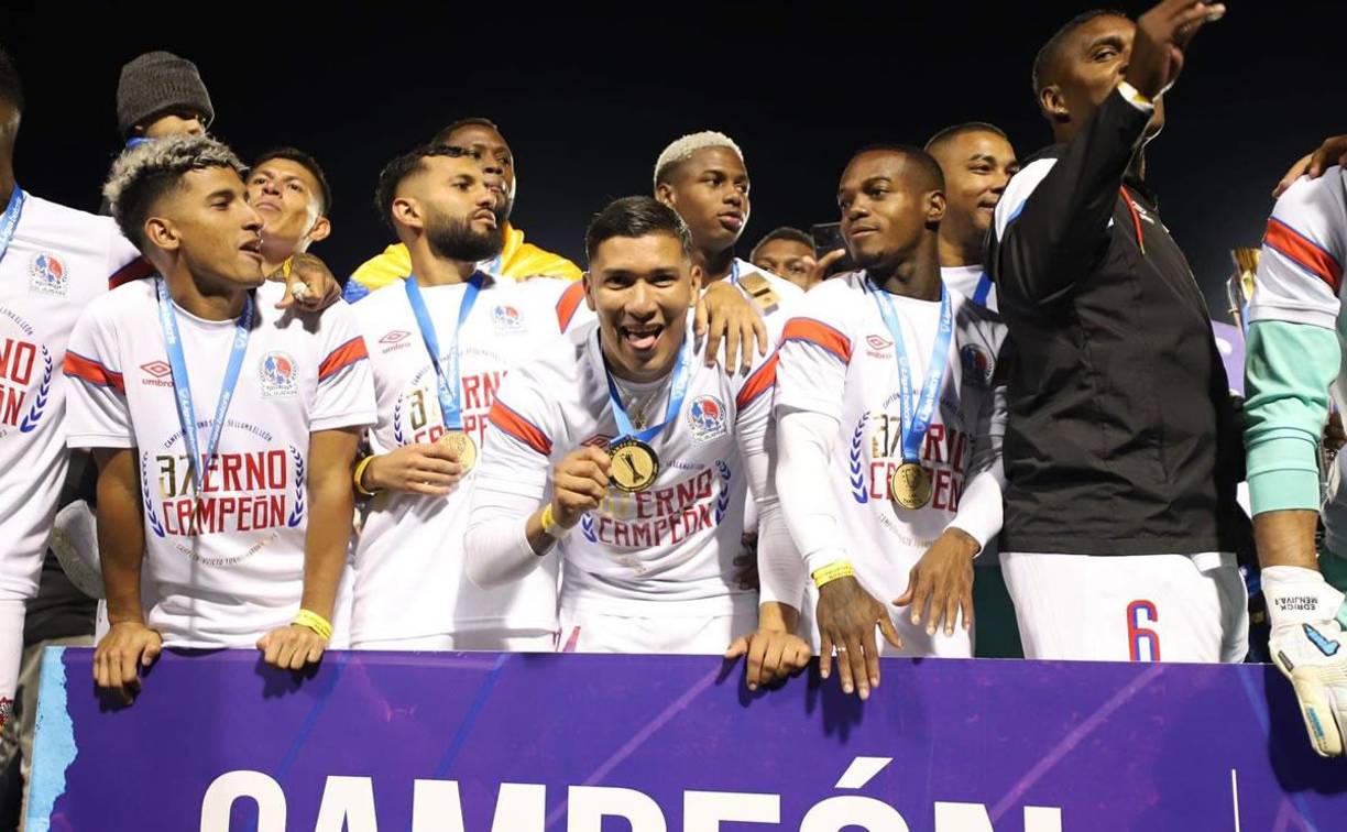 Kevin López se mostró muy feliz en los festejos del título de campeón del Olimpia.