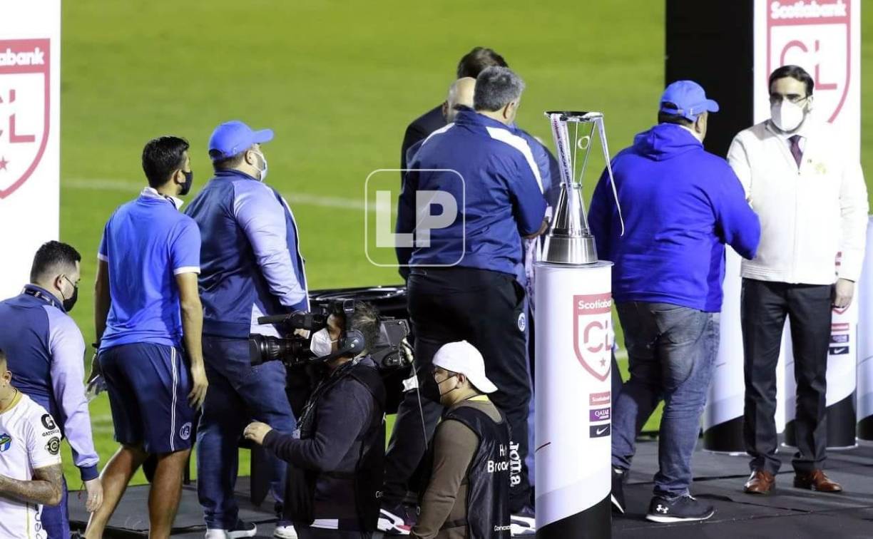 Diego Vázquez y compañía pasaron a recoger la medalla de subcampeón. Otra más.