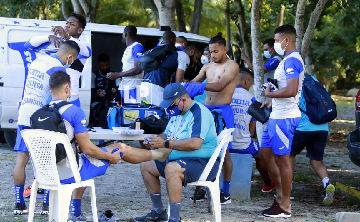 Los jugadores de la Bicolor preparándose para realizar el entrenamiento.