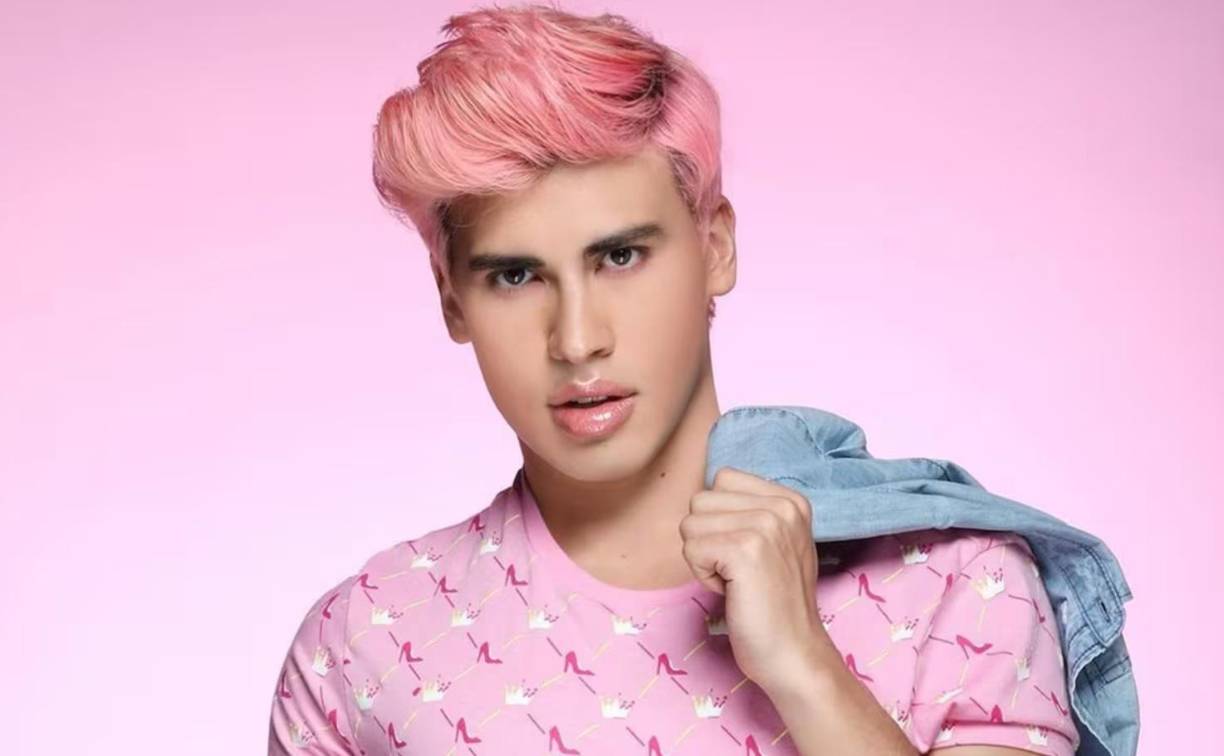 La Divaza, ex partivipante del reality show en su versión estadounidense dijo en un Tik Tok: “¡Muerto el perro, se acaba la rabia¡. Ese abandonamiento estuvo medio raro, se supone que cuando uno abandona el programa, se para y da unas palabras, pero con él fue como una expulsión, lo sacaron para atrás”, dijo. Cabe recordar que el venezolano abandonó el programa que, a inicios del año, pertenecía a Telemundo porque su salud mental se estaba viendo afectada. “Para mi que lo habrán sacado, la verdad. Lo habrán metido al confesionario y le habrán dicho: ´mira, necesitamos que tú te vayas, bueno vamos a decir que tú te fuiste, no te vamos a multar ni nada´ porque cuando se acaban varios patrocinadores de un programa obviamente algo está mal, no es algo que se quiera ver en televisión”, advirtió el joven de 26 años.