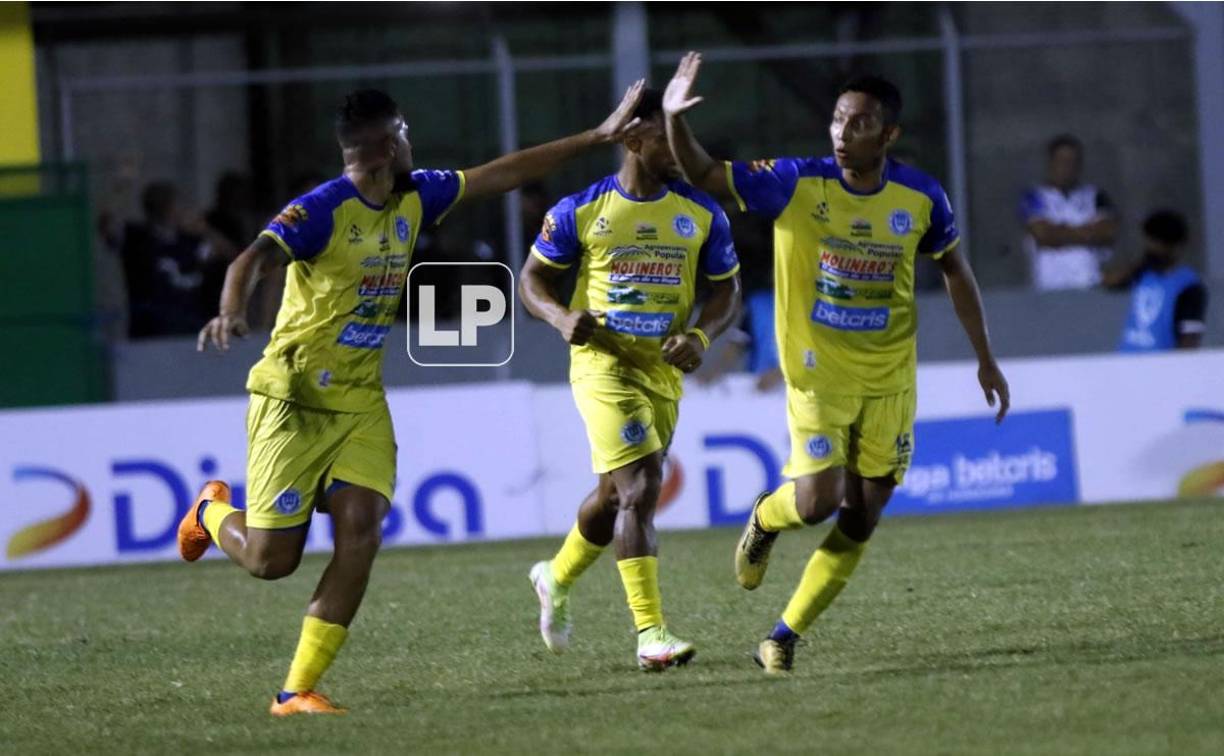 Allan Banegas felicita a Josué Villafranca por el gol que marcó para rescatar un punto (2-2) ante el Honduras Progreso.