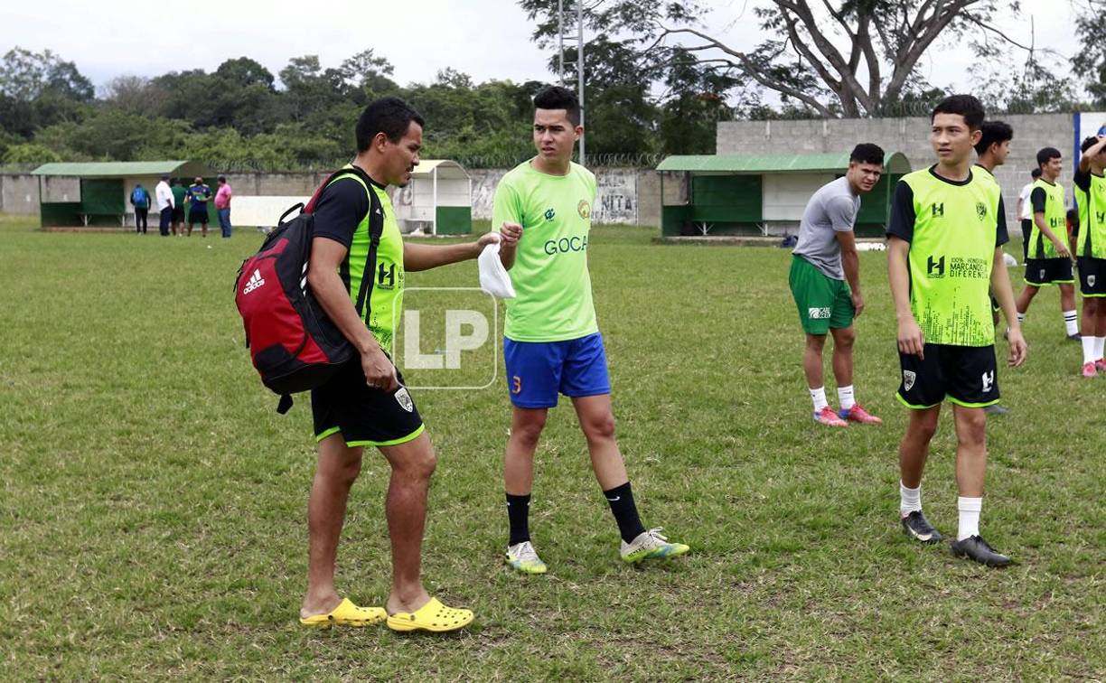 En el entrenamiento del San Juan reapareció ‘Rambo‘ de León convertido en futbolista y saludaba a todo el que se encontraba en el camino.