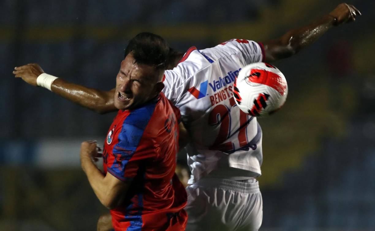 Jerry Bengtson le propina un codazo a Milciades Portillo y eso le provocó recibir la segunda tarjeta amarilla.