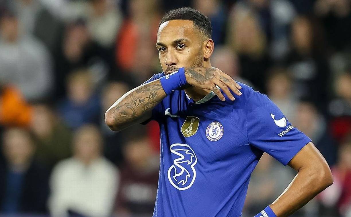 El futuro de Pierre-Emerick Aubameyang sigue en el aire. El delantero gabonés sigue sin unirse a los entrenamientos del Chelsea y, según han informado en Sky Sports, el Olympique de Marsella estaría interesado en hacerse con los servicios del afamado delantero.