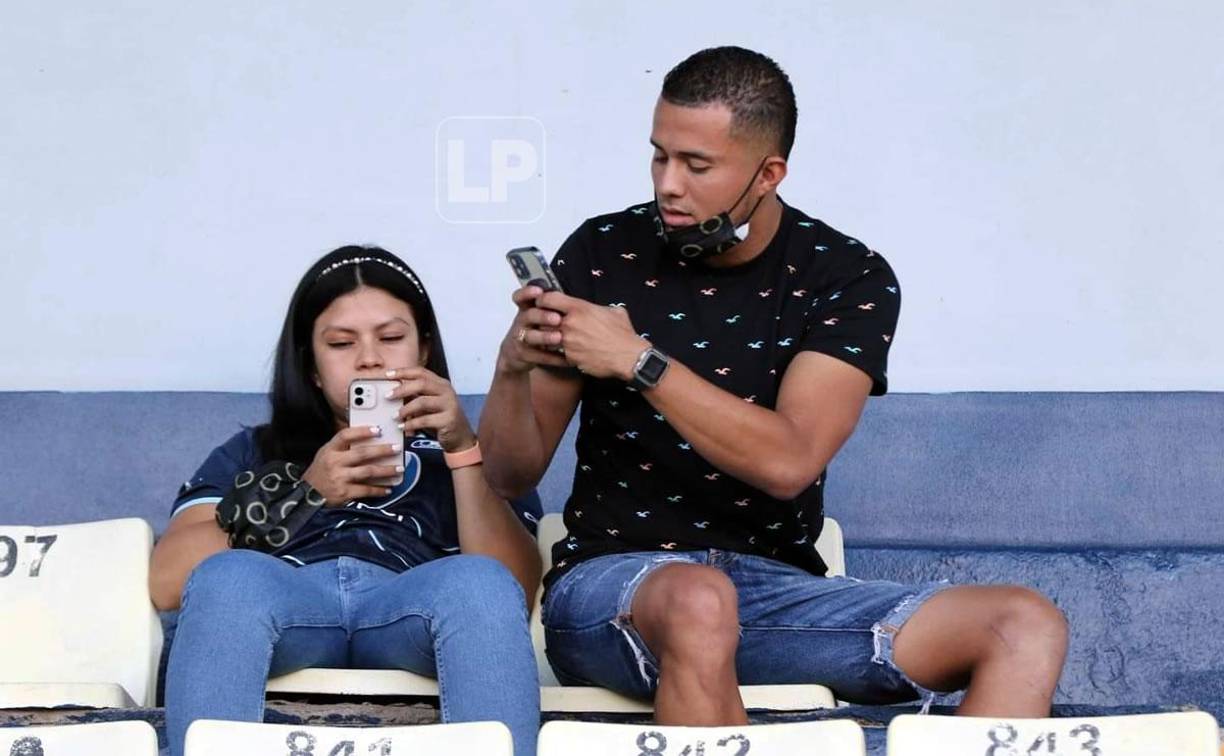 Otro conocido que se hizo presente al Nacional fue Walter ‘Colocho‘ Martínez, jugador del Motagua que se recupera de una lesión, y estuvo apoyando a sus compañeros.