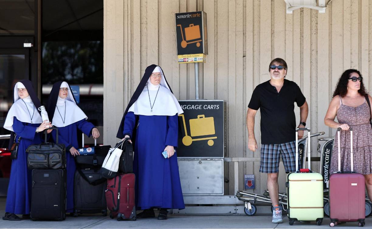 “Esperamos desde las 03H00 de la mañana”, cuenta Juan Pablo Olvera, en el <b>aeropuerto</b> de México. “Como el sistema está caído, los códigos QR no funcionaban”.