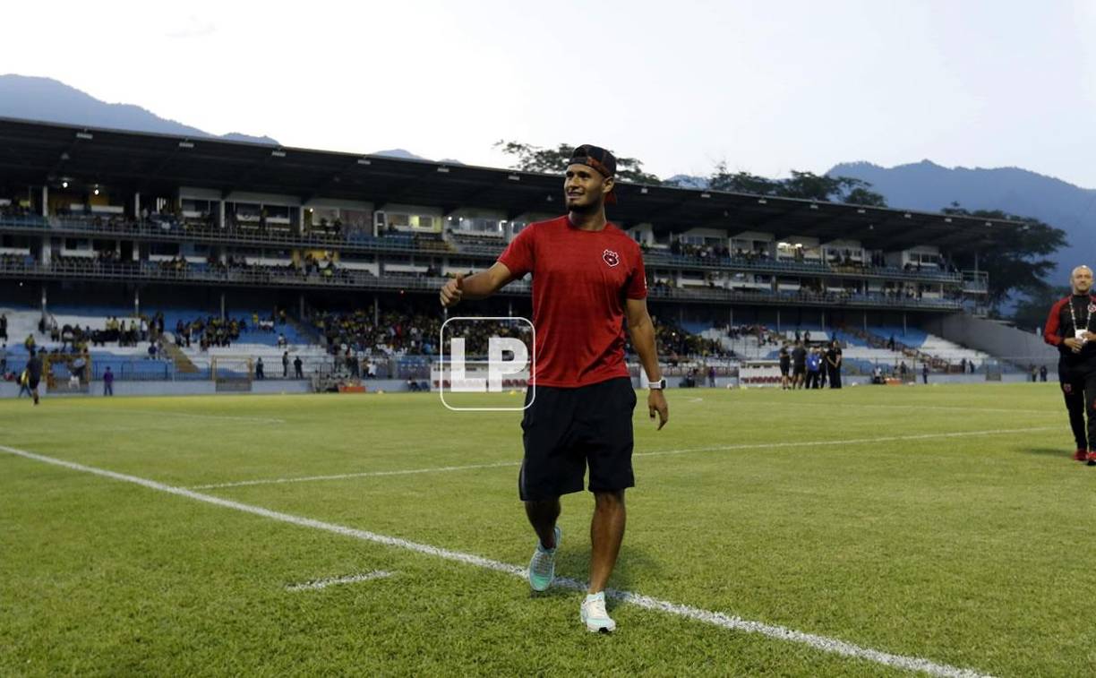 El futbolista hondureño Alex López, del Alajuelense, saludó a algunos aficionados a su llegada al Morazán.