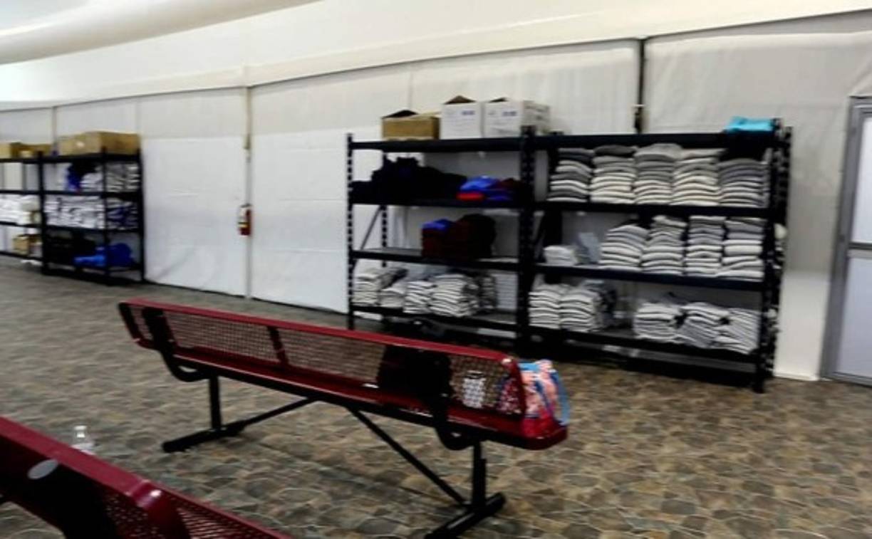 El centro de Donna, ubicado en el valle del Río Grande, abrió el pasado 24 de febrero con capacidad para procesar a 250 migrantes, pero ahora hasta unos 700 menores permanecen detenidos en esas instalaciones.