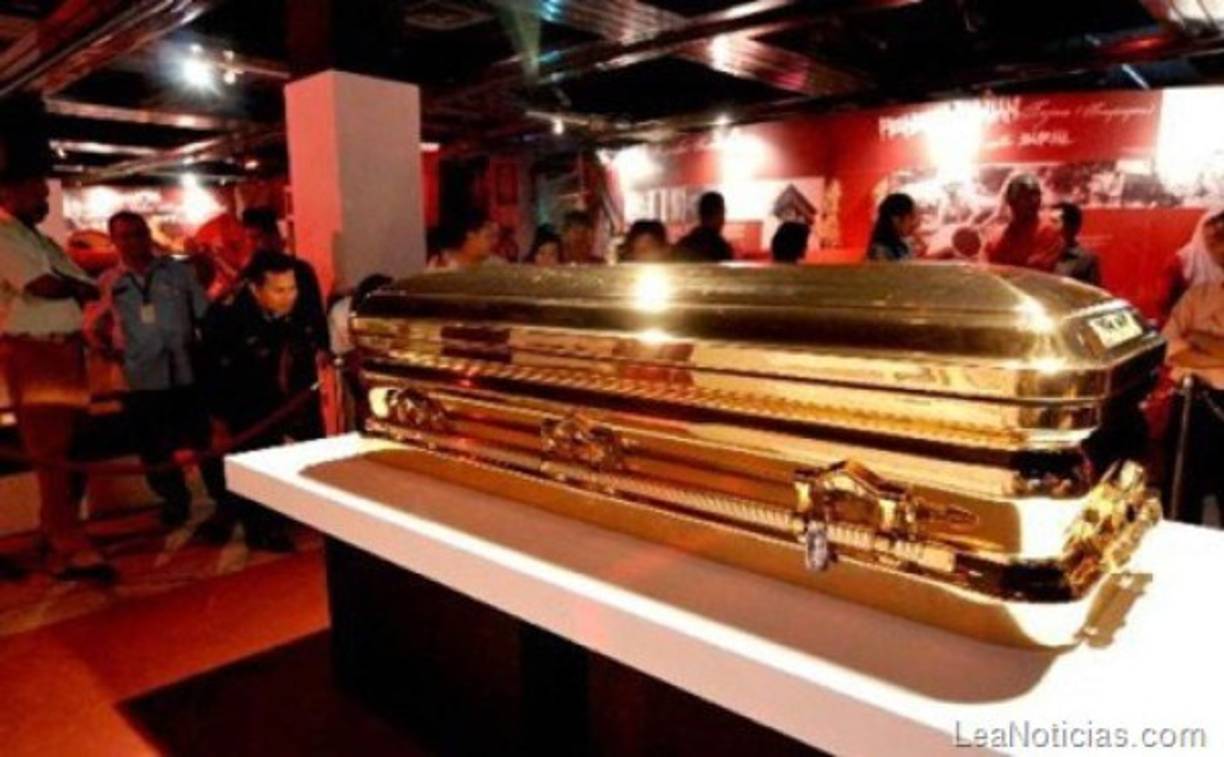 También en la muerte, algunos extravagantes han pedido ataúdes hechos en el preciado metal.