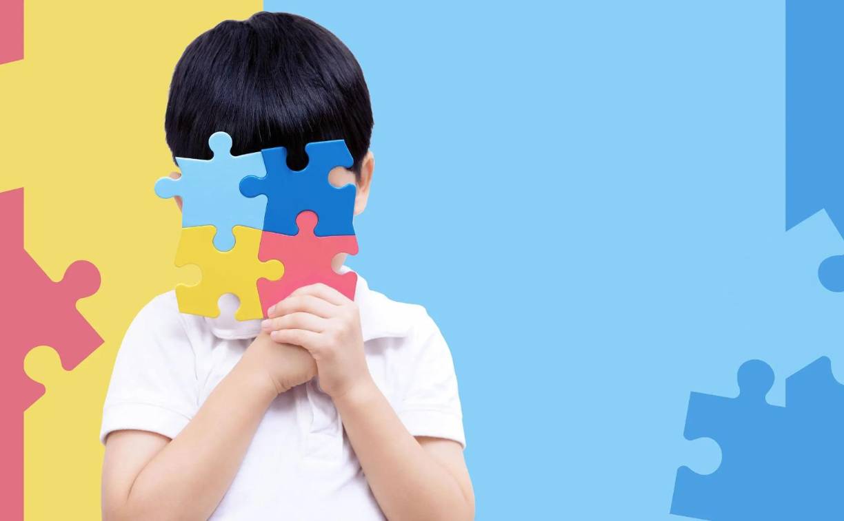  Otros niños pueden desarrollarse normalmente durante los primeros meses o años de vida, pero luego repentinamente se vuelven introvertidos o agresivos o pierden habilidades del lenguaje que habían adquirido. En general, los signos se observan a los 2 años. Es probable que los trastornos del espectro autista tengan un patrón de comportamiento y un nivel de gravedad únicos en cada niño, desde un funcionamiento bajo hasta uno alto.