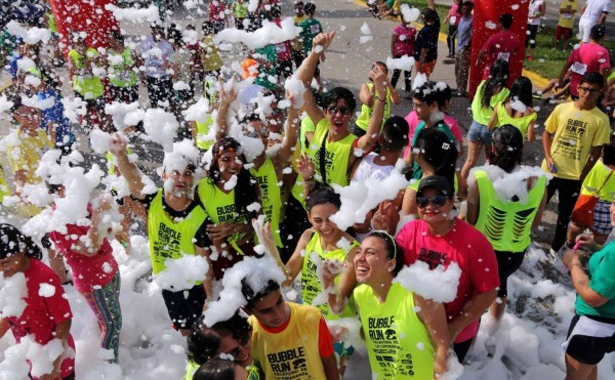 Los jóvenes demostraron su solidaridad y se divirtieron a lo grande en la 'Bubble run'.