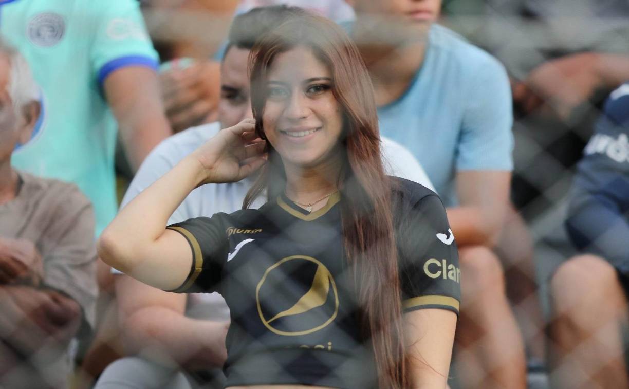 Lindas chicas y un gran ambiente familiar se vivió en las graderías en el Motagua vs Olimpia por la final de ida del fútbol hondureño.