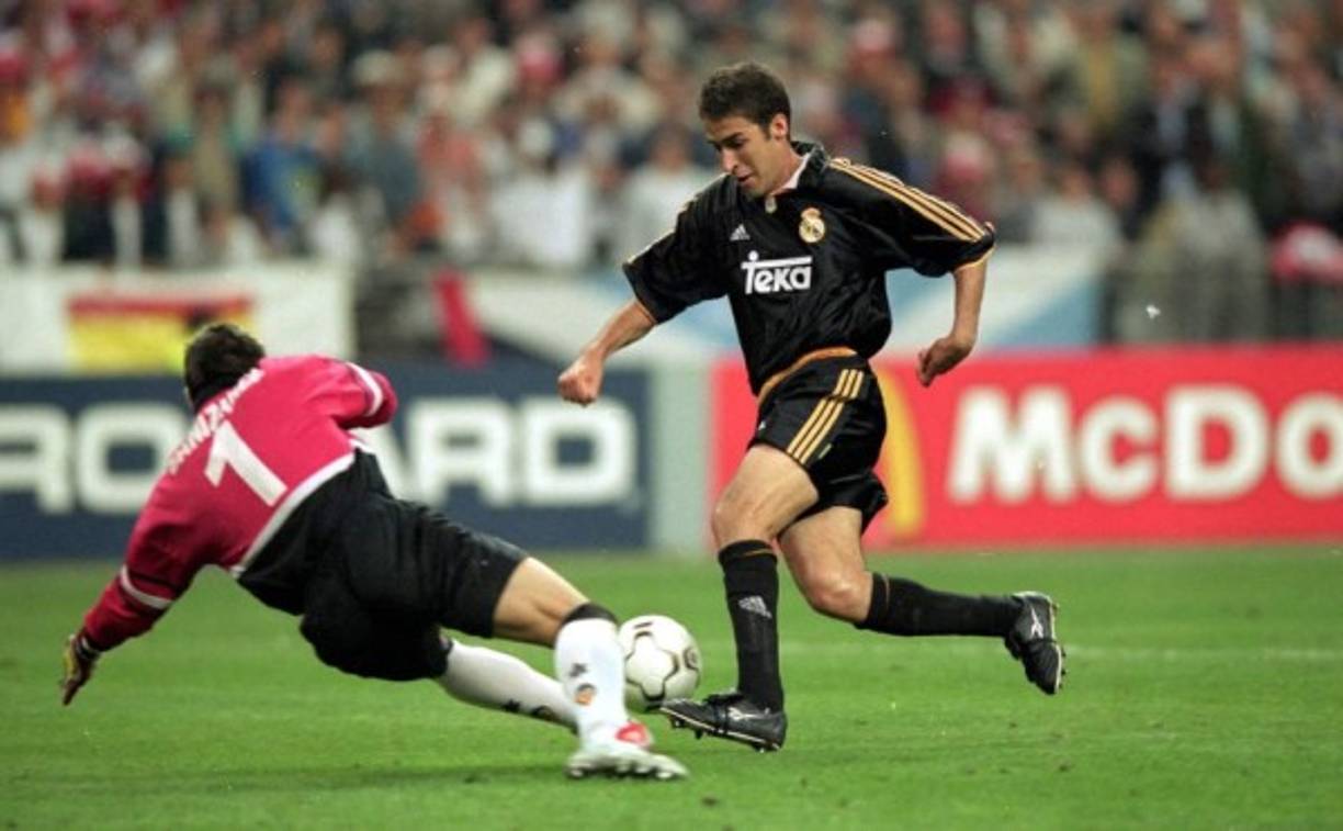 En una final española contra el Valencia, Raúl recorrió más de 70 metros pata batir al guardameta Santiago Cañizares y certificar la Octava Copa de Europa para el Real Madrid. Un momento memorable.