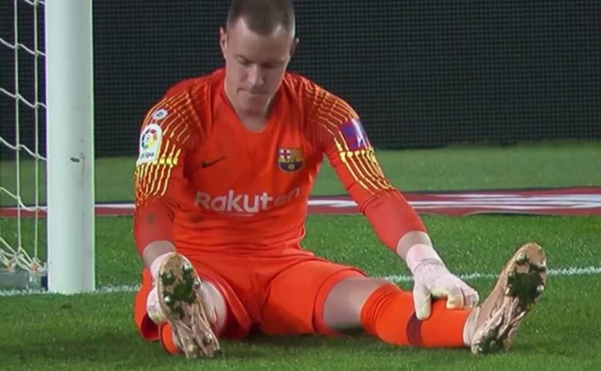 Real Betis' Spanish midfielder Cristian Tello (3L) celebrates after scoring a goal during the Spanish league football match between Real Betis and Real Madrid CF at the Benito Villamarin stadium in Seville on March 8, 2020. (Photo by CRISTINA QUICLER / AFP)