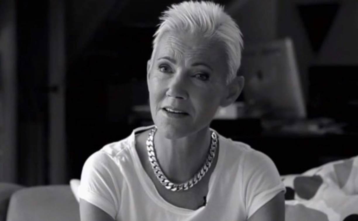 “Las dificultades de la vida no terminan nunca. No es posible vivir sin dolor. Pero, aún así, también surgen momentos de felicidad como diamantes entre la grava. Ahora he aprendido a alegrarme por las pequeñas cosas. Un rayo de sol, ver cómo brotan las hojas en los árboles, un bocadillo de paté.', expresó la artista.<br/>