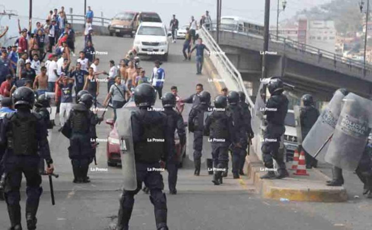 Minutos antes del inicio del partido, las barras del Motagua y Marathón se encontraron y hubo un fuerte enfrentamiento.