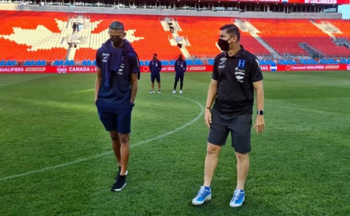 Arnold Cruz, asistente de Fabián Coito, hablando con Kervin Arriaga.