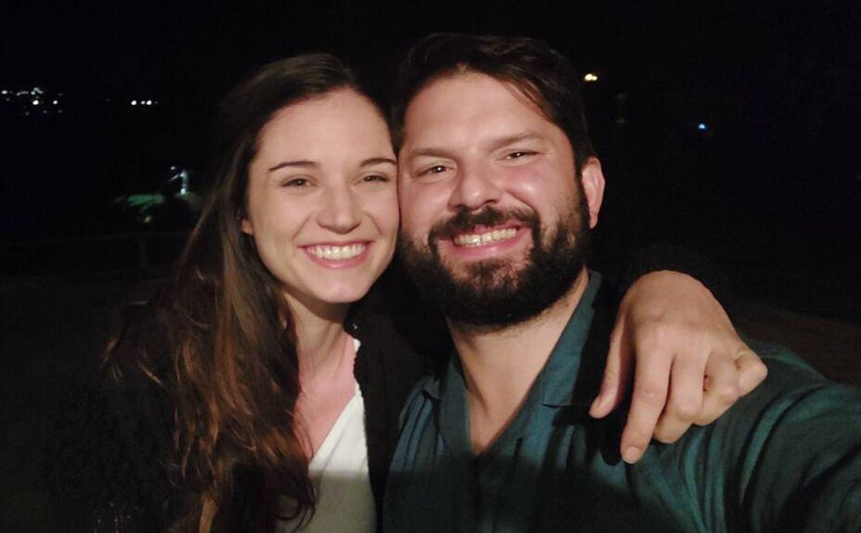 En la publicación, el presidente de Chile relata que compartió con Irina Karamanos “el cariño y el amor en los momentos dulces, pero sobre todo en los difíciles, aquellos en donde pareciera que es más fácil dejar de remar porque las fuerzas no alcanzan. Pero ella siempre tuvo fuerzas que venían de una historia más larga que a su vez me empujaron a mí a seguir”. 