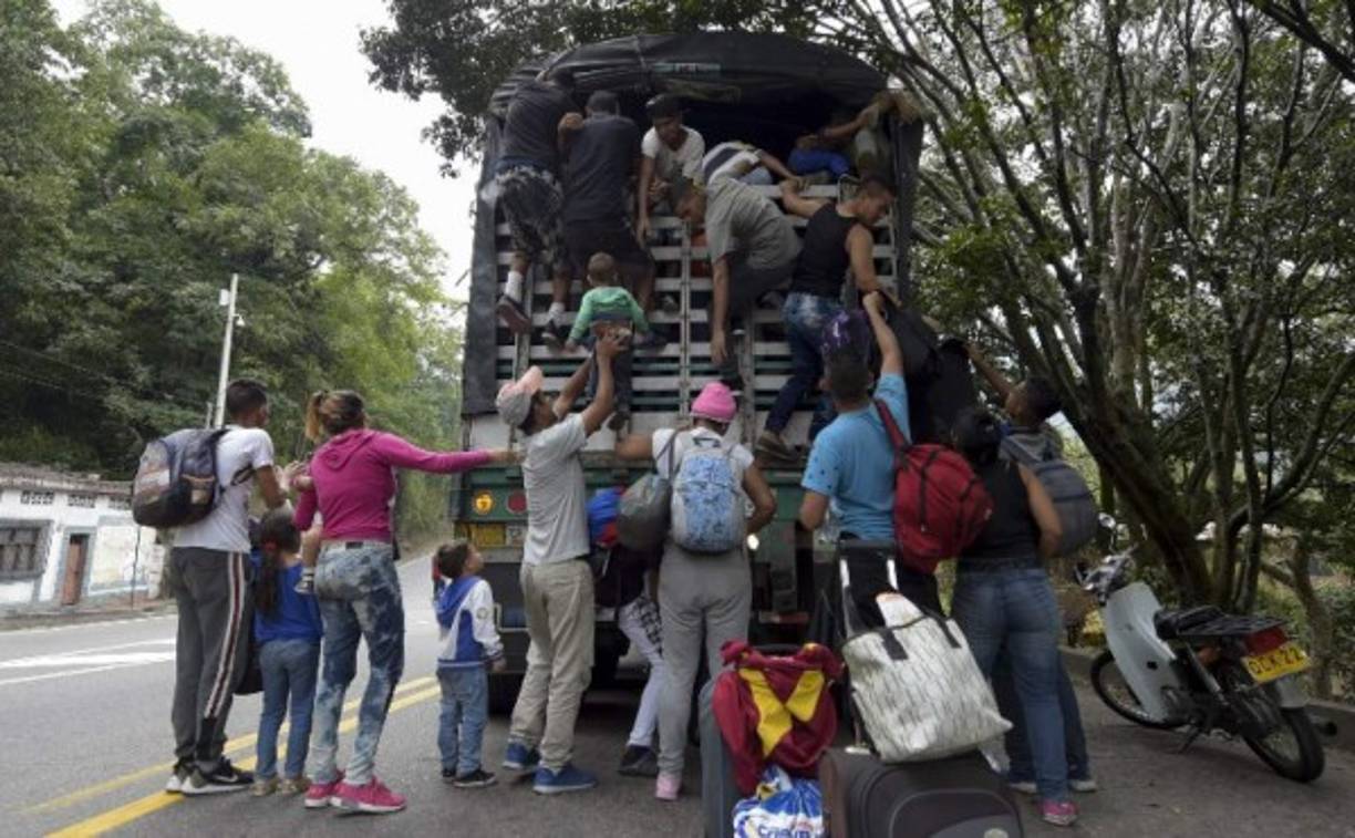 El éxodo de migrantes venezolanos hacia Colombia y otros países sudamericanos continúa en auge en medio de la crisis política en su país que acapara la atención mundial.