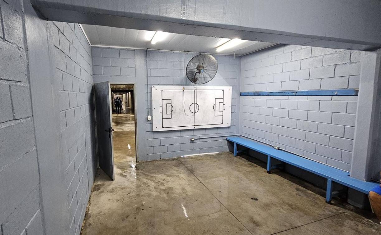 Las instalaciones del camerino asignado al equipo blanco se muestran inundadas, no aptas para un equipo de fútbol.