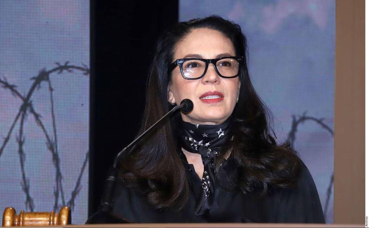 La artista mexicana tuvo que <b>ser hospitalizada</b> tras padecer una <b>hemorragia de gravedad</b>. En una entrevista había declarado que ya estaba recuperándose, sin embargo, amigos cercanos a la presentadora han pedido una cadena de oración por la actriz, ya que al parecer sigue mal de salud. 