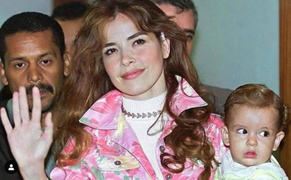 Gloria Trevi dio a luz a su hijo Ángel Gabriel en febrero de 2002, cuando la cantante cumplía año y medio en prisión al ser acusada de corrupción y abuso de menores.