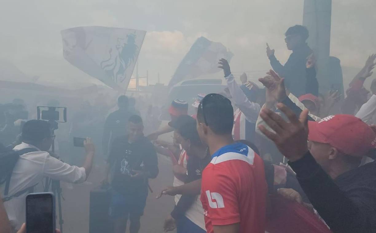El plantel del Olimpia pasó por un tipo pasillo de los aficionados merengues en la entrada al estadio Nacional Chelato Uclés.