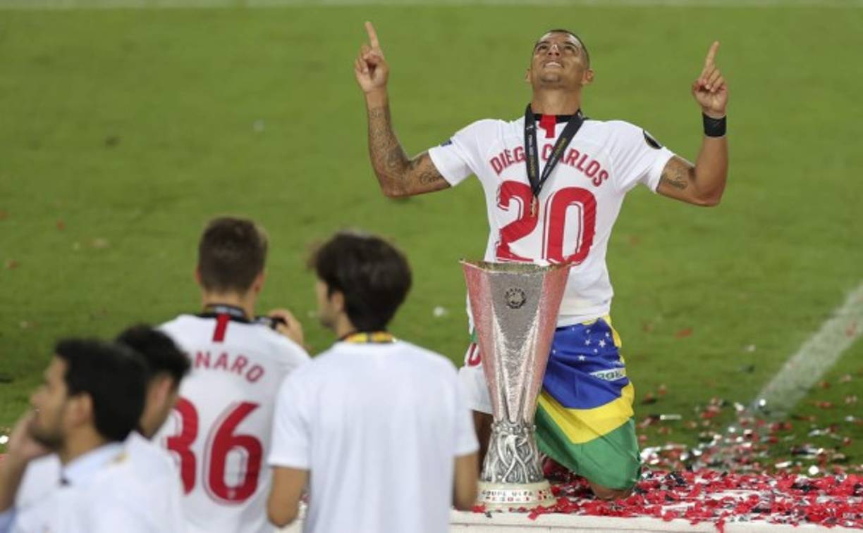 Diego Carlos, anotador del gol de la victoria, agradeciendo por la victoria.
