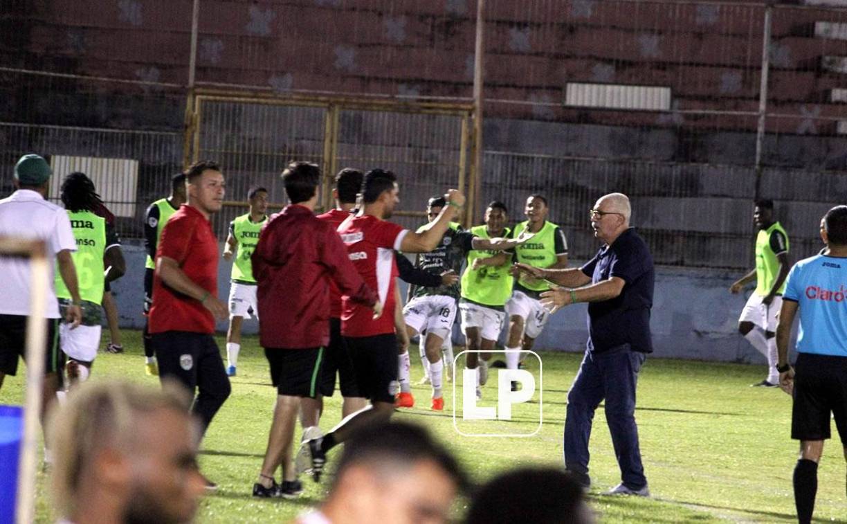Manuel Keosseián celebrando el gol del argentino Lucas Campana ante el Vida.
