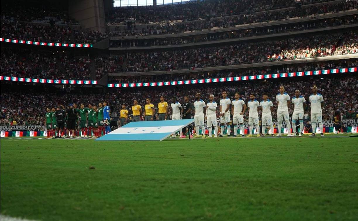 El momento en el que se entonaban los himnos nacionales de cada selección antes del inicio del partido.