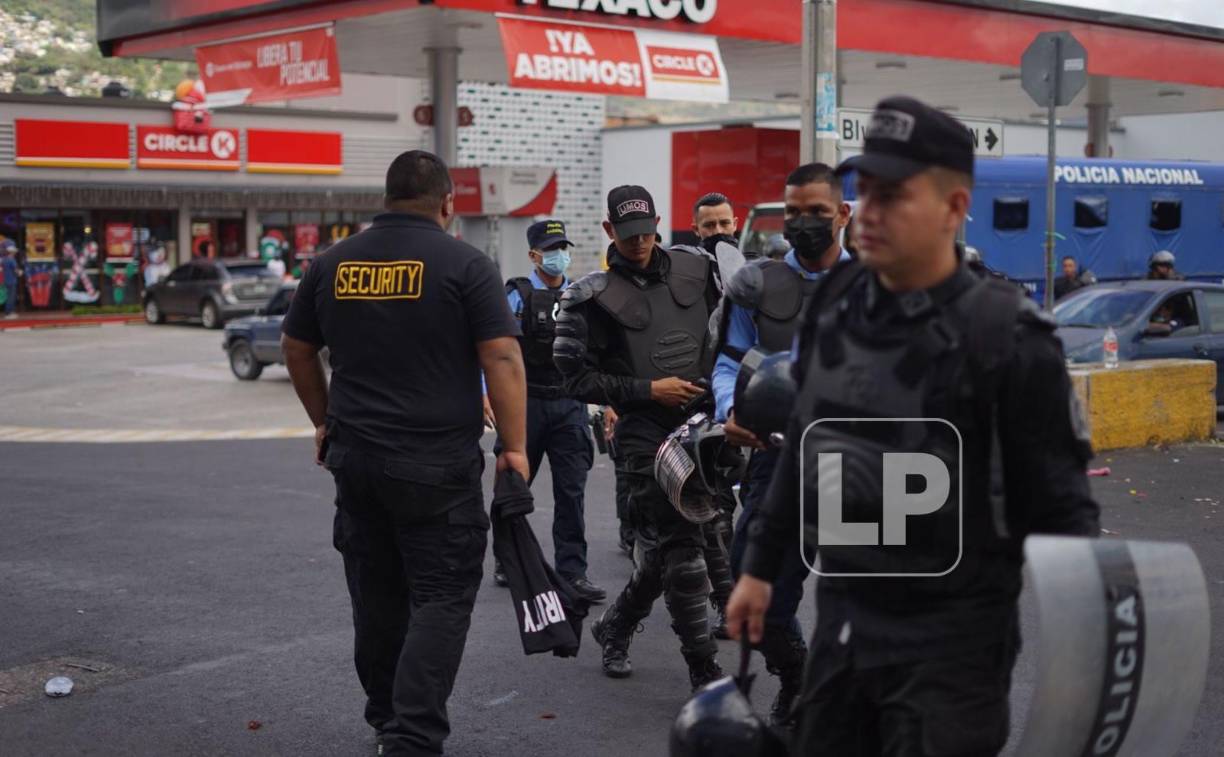 La Policía tiene previsto organizar seis anillos de seguridad desde la misma pista del estadio Nacional, hasta las calles que conducen al escenario del partido y de esa manera resguardar la integridad de los aficionados.