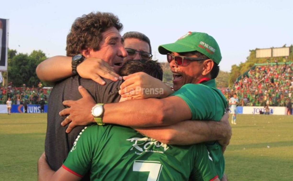 Tras el pitazo final, Héctor Vargas festejó a lo grande el título de Liga Nacional. El entrenador argentino ya lleva 4 títulos en Honduras.