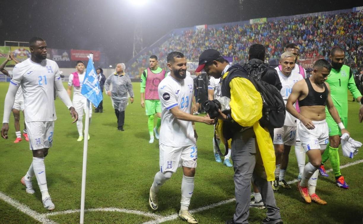 Todo fue felicidad de los jugadores hondureños tras el pitazo final. Salieron sonrientes de la cancha tras vencer a México.