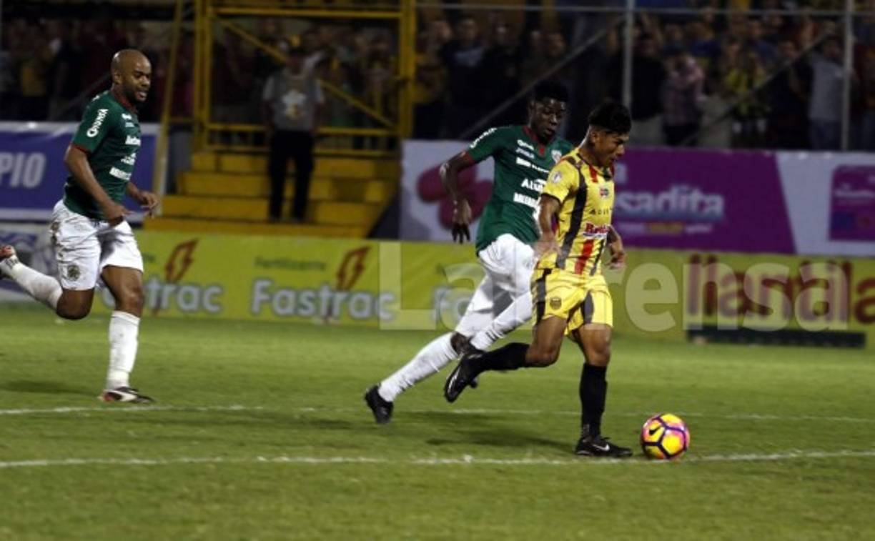 Iván 'Chino' López es escapó con dirección a la portería del Marathón, lo seguían Bryan Barrios y Caue Fernandes.