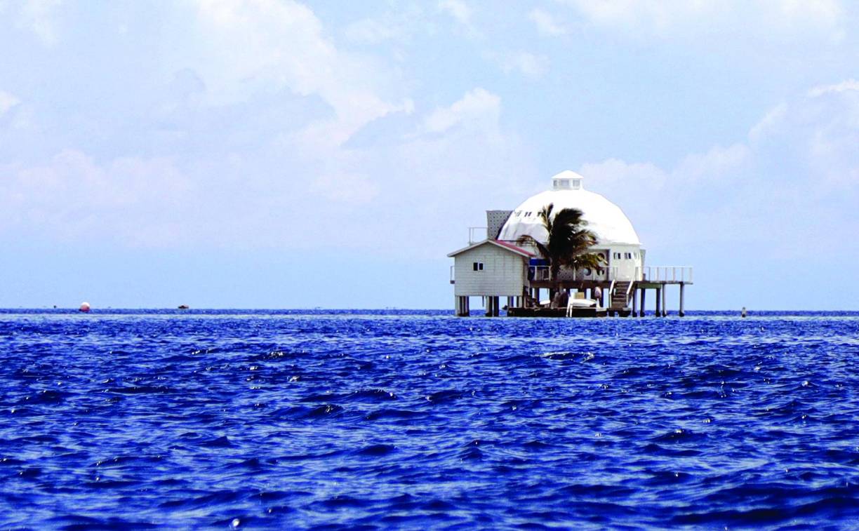 Para comer hay pocas opciones, pero dos son buenísimas. Dicen que si fue a Guanaja y no probó el platillo “Hog Fry” no fue a nada. Es una delicia. Chicharrón recién salido del fuego, servido con trozos de mazapán, yuca frita y tajadas de guineo verde más un chimol.