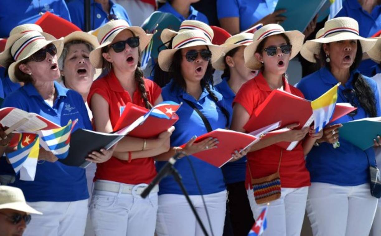 Parte de las mujeres que integraban el coro que acompañó la misa de Francisco.