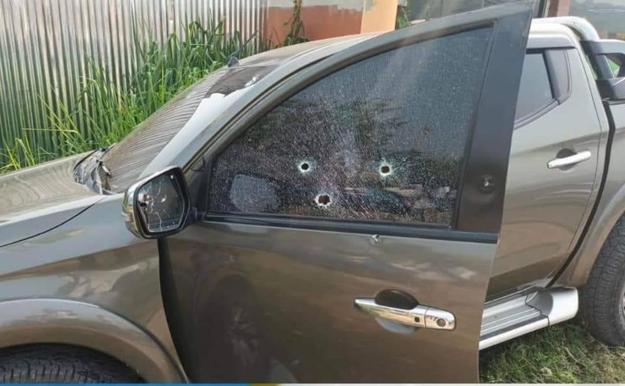 El vehículo pick up Mitsubishi con placas PAE 2548 tiene varios impactos de bala en el puerta del conductor.