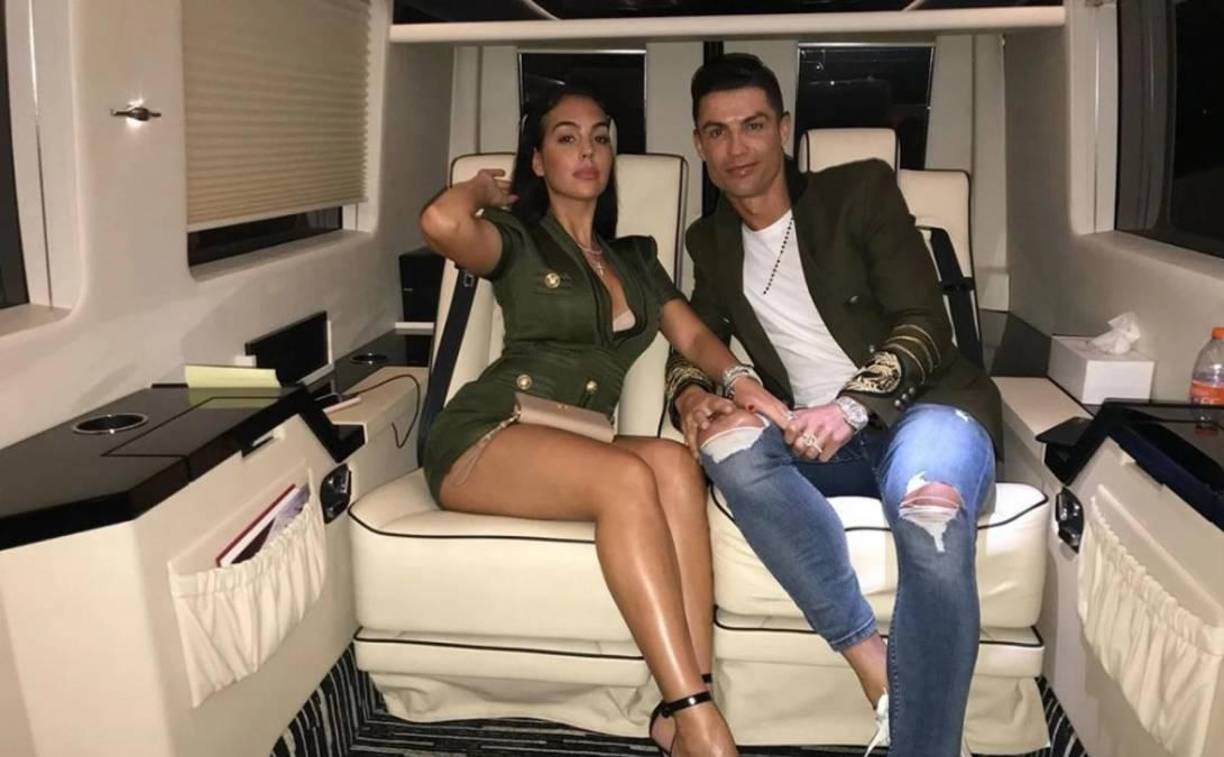 “Yo soy muy vergonzosa, pero no fue de repente, pasó tiempo”, reveló la modelo, cuya relación con CR7 nació en 2016.