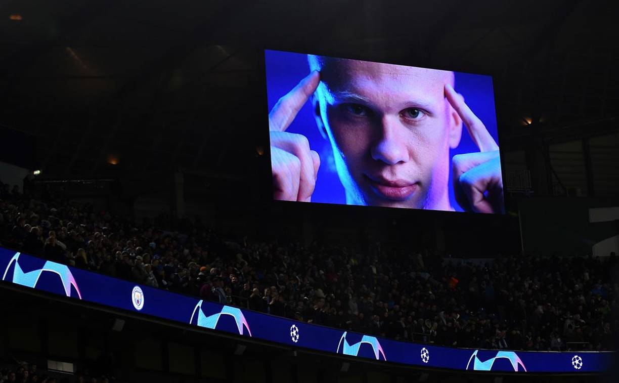 Así celebran los goles de Haaland en la pantalla del Etihad Stadium.