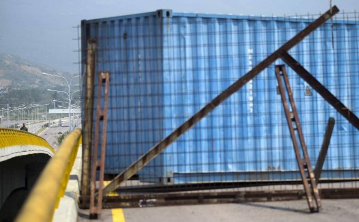 Franklyn Duarte, diputado por el fronterizo estado venezolano de Táchira, dijo a la AFP que 'efectivos de la Fuerza Armada bloquearon el paso' en horas de la tarde del martes.