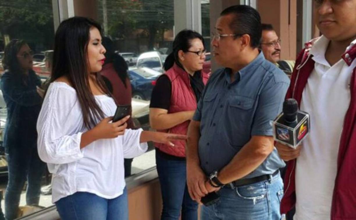 Una periodista hondureña interpuso una denuncia ante la Fiscalía Especial de Derechos Humanos en Honduras, después de que se salvara de ser linchada el pasado domingo por una turba. Los manifestantes le dieron persecución a inmediaciones del Estadio Nacional durante las protestas por la instalación de la junta directiva del Congreso Nacional. Paola Cobos, reportera en Canal 6, se presentó el lunes para denunciar las agresiones y las amenazas de muerte que sufrió por parte de un grupo de manifestantes, quienes la golpearon y por un momento le arrebataron su celular.