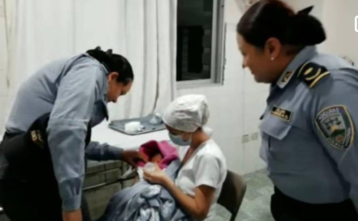 Gracias a la rápida acción de los funcionarias y la posterior atención médica, la bebé logró sobrevivir.