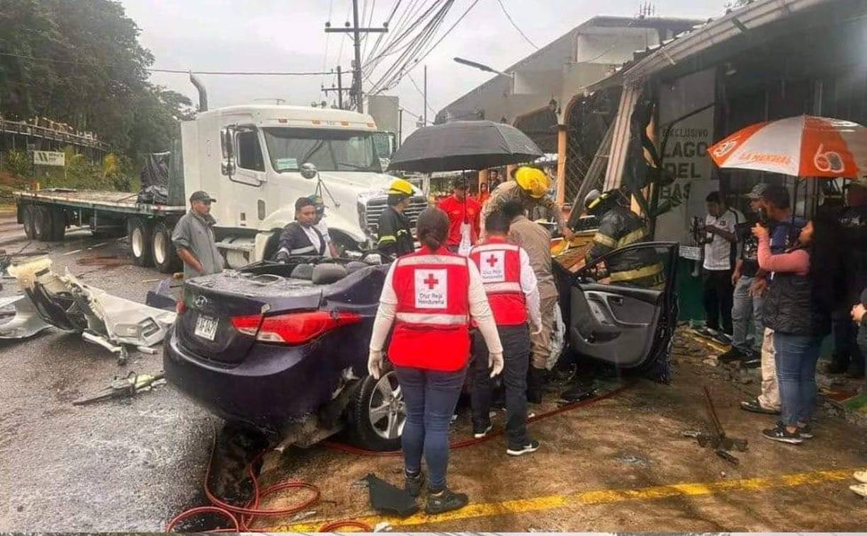 “El responsable del percance evidentemente es el conductor del turismo, que motivado a rebasar al carro estacionado impactó de frente con la rastra”, dijo Darwin Hernández, jefe de la Sección de Investigación de Accidentes de Tránsito. Indicó que el conductor de la rastra quedó libre de responsabilidad.